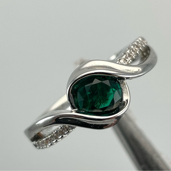 Beautiful Dainty Round Cut Peekaboo Green Emerald CZ Silver Plated Ring - Picture 1 of 6